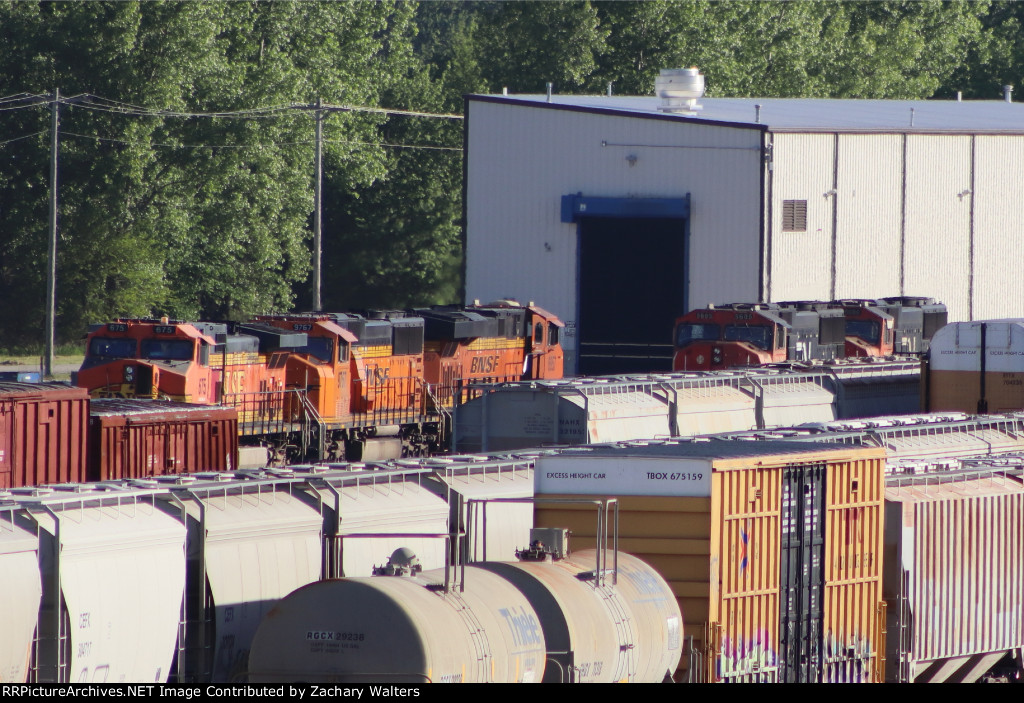 BNSF 675 9767 6957 CN 5605 5686